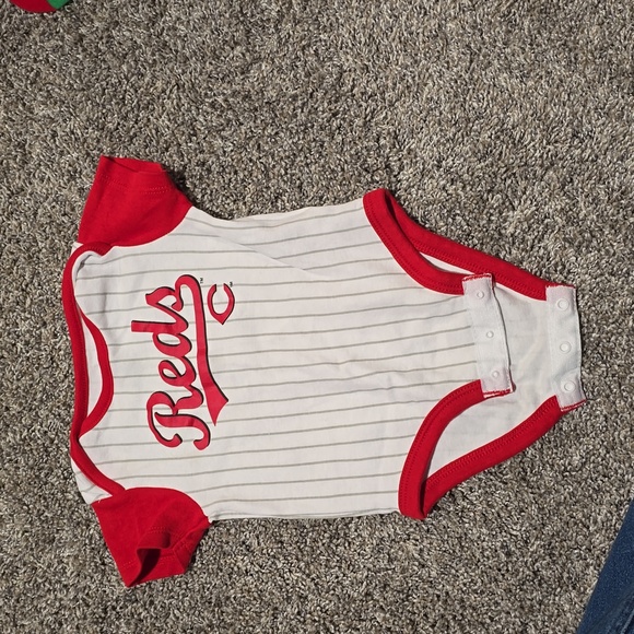 Cincinnati Reds Assorted Onesies - Picture 4 of 12